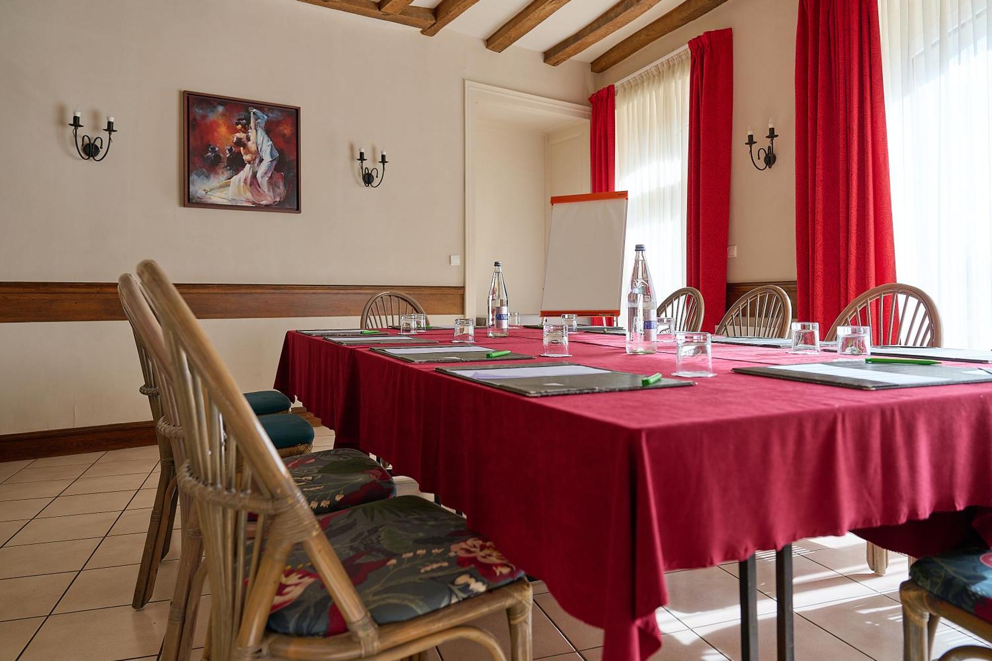 Logis L'Ermitage Hotel & Restaurant Saulges Buitenkant foto