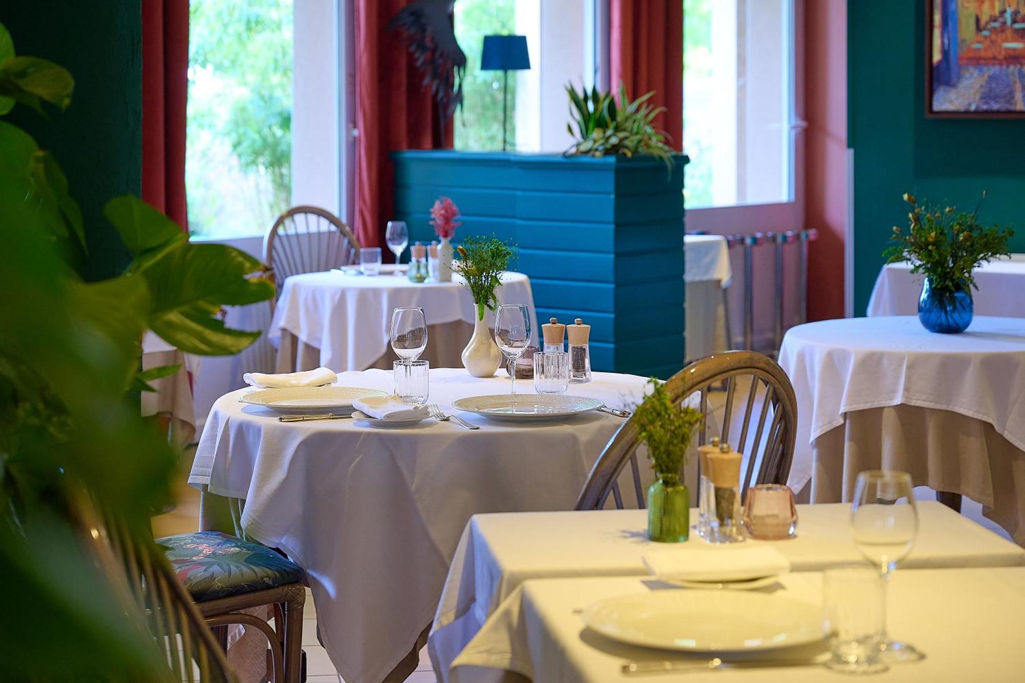 Logis L'Ermitage Hotel & Restaurant Saulges Buitenkant foto