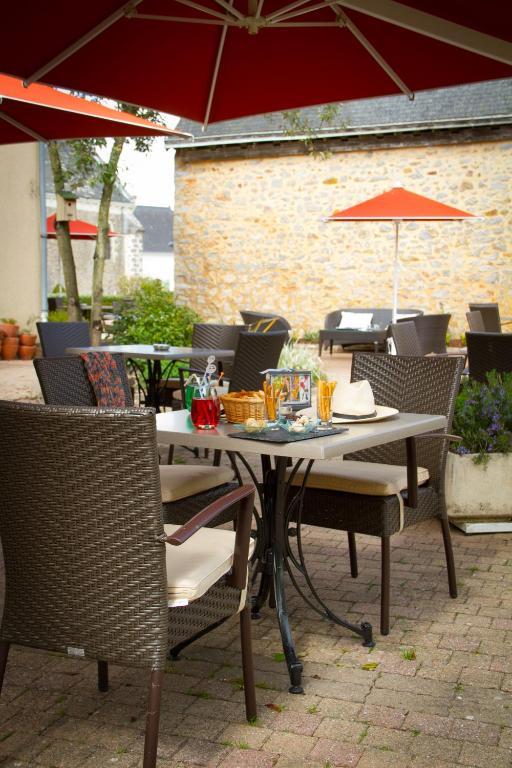 Logis L'Ermitage Hotel & Restaurant Saulges Buitenkant foto
