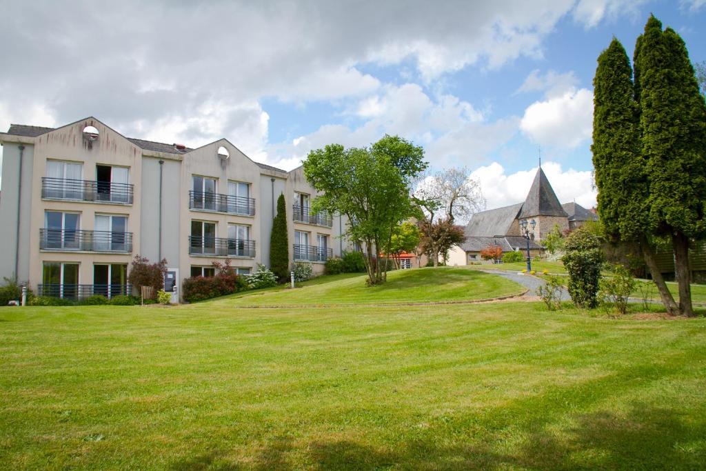 Logis L'Ermitage Hotel & Restaurant Saulges Buitenkant foto