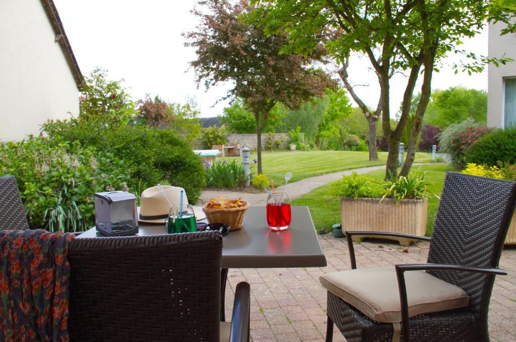 Logis L'Ermitage Hotel & Restaurant Saulges Buitenkant foto