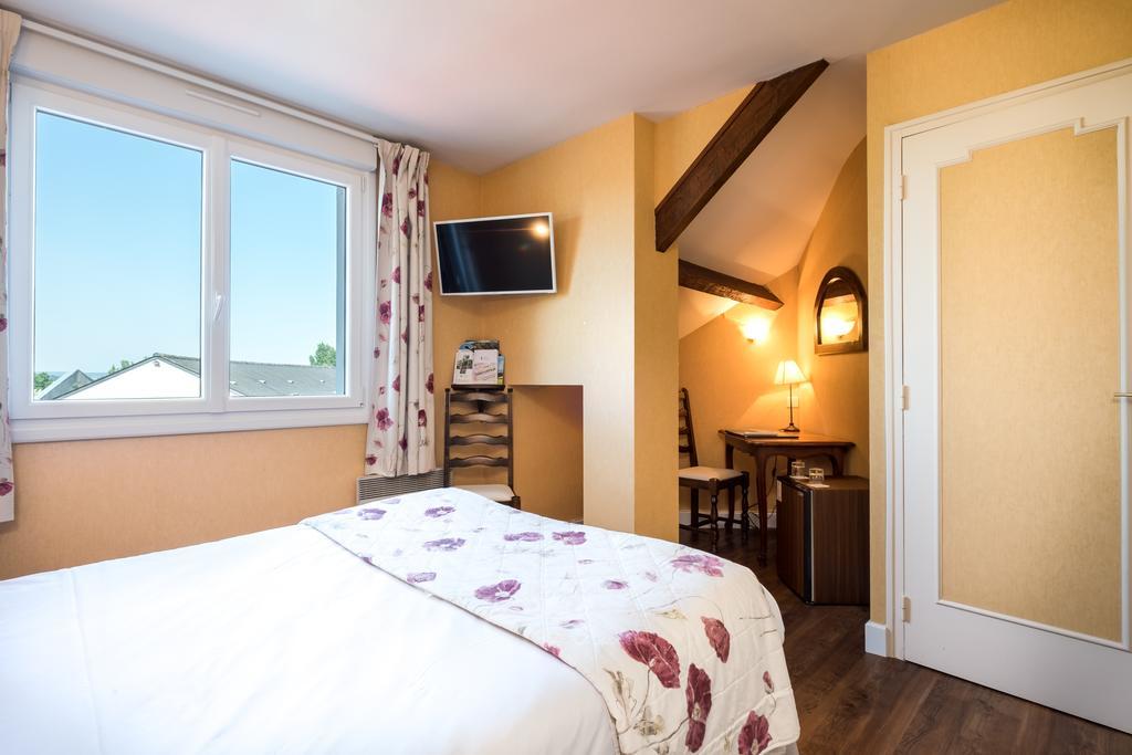 Logis L'Ermitage Hotel & Restaurant Saulges Buitenkant foto