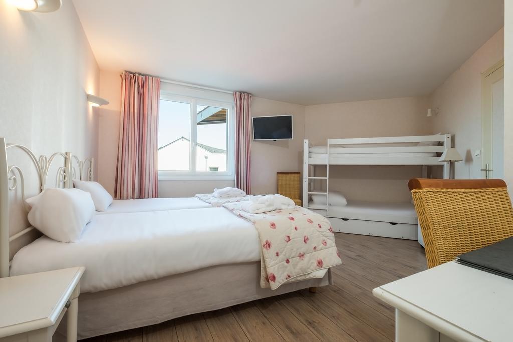 Logis L'Ermitage Hotel & Restaurant Saulges Buitenkant foto