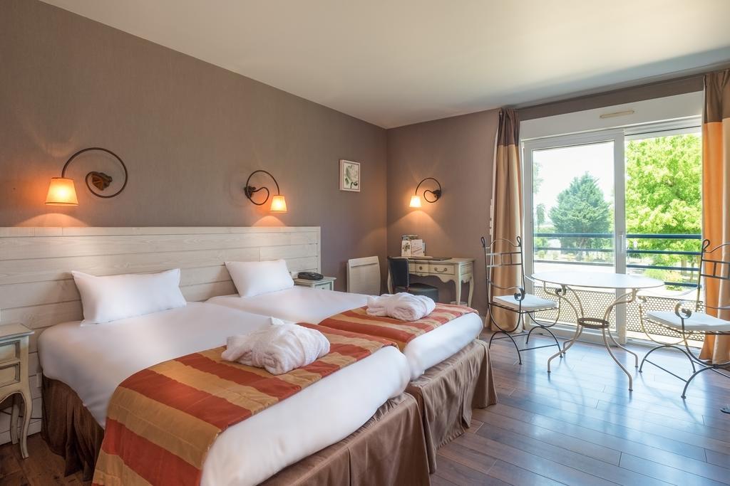 Logis L'Ermitage Hotel & Restaurant Saulges Buitenkant foto
