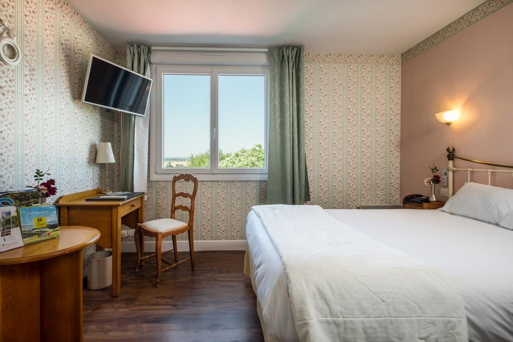Logis L'Ermitage Hotel & Restaurant Saulges Buitenkant foto