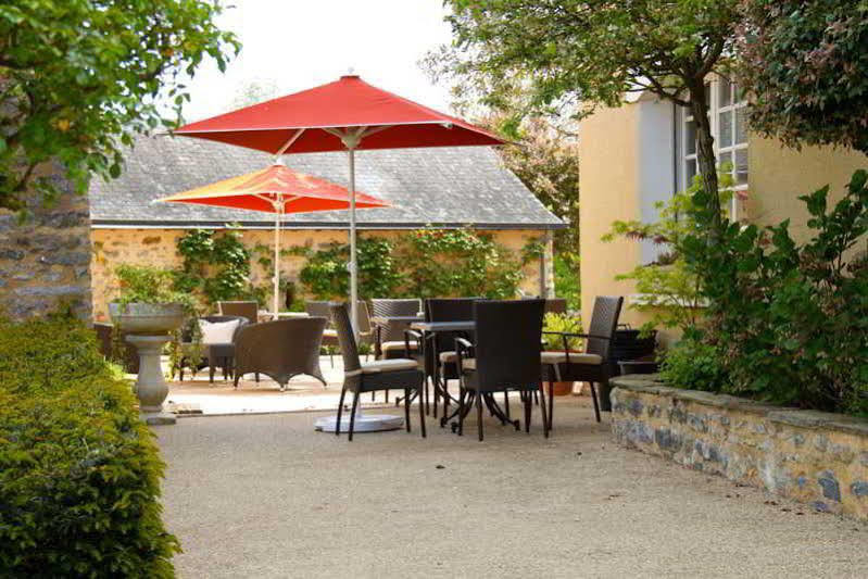 Logis L'Ermitage Hotel & Restaurant Saulges Buitenkant foto