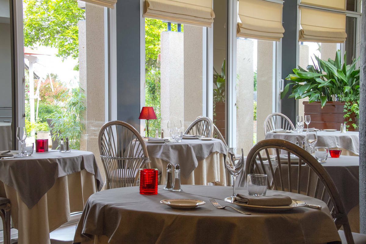 Logis L'Ermitage Hotel & Restaurant Saulges Buitenkant foto